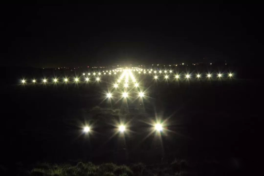 利比里亞國際機場跑道上的LED燈點亮了！